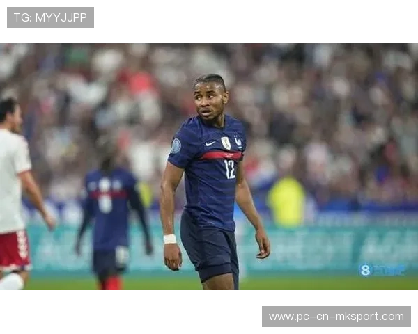 切尔西恩昆库中路接应稳定，几次回敲相当细腻